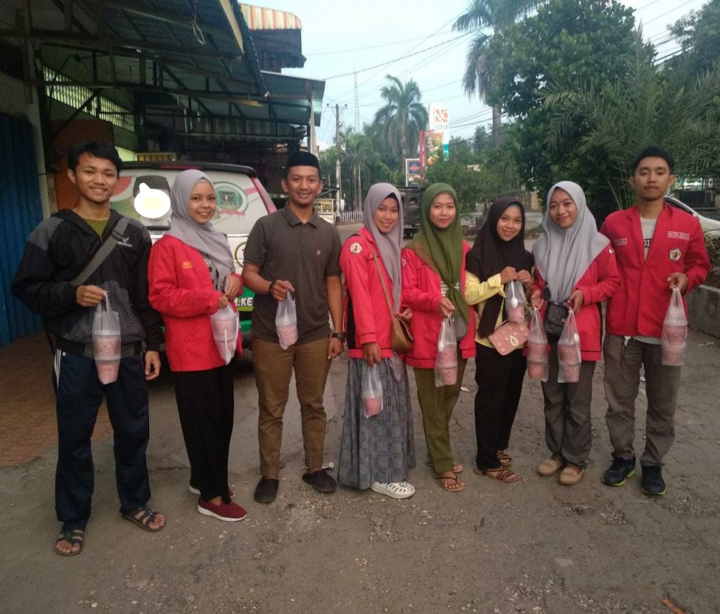 PEDULI SESAMA HIPMA GOWA KOORDINATOR TOMPOBULU BAGI-BAGI TAKJIL DI DAMPINGI KETUA DPP TERPILIH