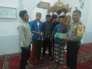 MANFAATKAN BULAN SUCI RAMADHAN, KAPOLSEK TOMPOBULU SERAHKAN BANTUAN AL-QUR’AN DI MESJID AL-MUJAHIDIN SALEKOWA