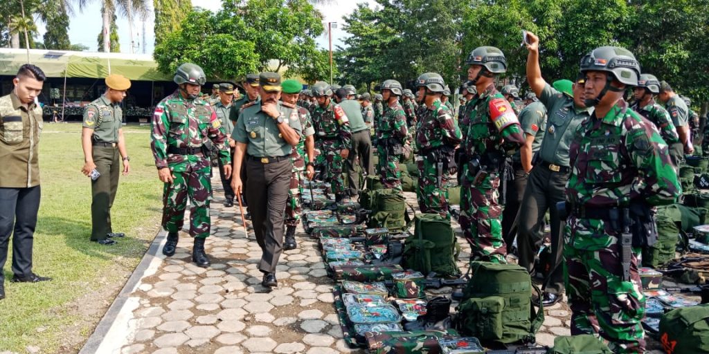 PANGDAM IV/DIPONEGORO CEK KESIAPAN DAN PERLENGKAPAN PASUKANNYA YANG AKAN DI KIRIM KE PERBATASAN PAPUA