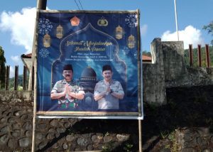 SPANDUK UCAPAN SELAMAT MENJALANKAN IBADAH PUASA DARI KAPOLRI DAN PANGLIMA TNI, TERPASANG JELAS DIHALAMAN KAPOLSEK BUNGAYA