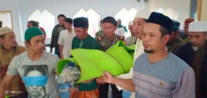 Bentuk kepedulian terhadap warganya yang meninggal, Iptu hasbullah Ikut mensholati dan memikul keranda