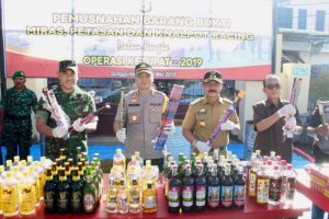 Polres gowa musnahkan ratusan petasan dan miras,  hasil operasi cipkon 2019