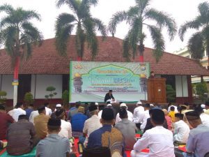 Personil polres dan masyarakat antusias mendatangi Mako polres gowa untuk melaksanakan sholat ID