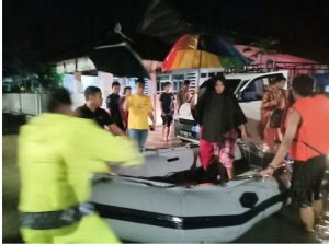 Terhalang Banjir Ke RS, 2 Ibu Hamil Di Evakuasi BPBD Sinjai