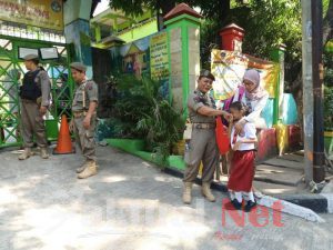 Ratusan Personel Satpol PP Kawal Tahun Ajaran Baru Sekolah