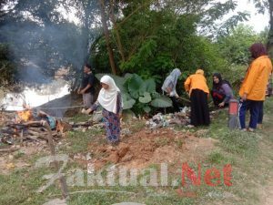 Mahasiswa KKN Revolusi Mental Kelurahan Sampara Kabupaten Konawe Adakan Kerja Bakti