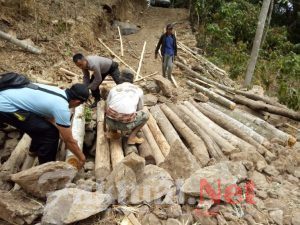 Bhabinkamtibmas Desa Rappolemba Giat Membantu Pemdes Dan Masyarakat Membuat Jembatan Penghubung Jalan Tani
