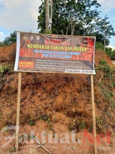 Guna mencegah karhutla, Polsek bungaya memasang spanduk himbauan