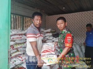 Koramil Tinanggea Lakukan Pengawasan Penyaluran Pupuk di Desa Ululakara