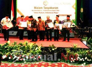 Pemberian penghargaan kepada sejumlah Kepala Daerah oleh Menteri Agama Fachrul Razi dalam rangka Hari Amal Bakti Kemenag ke 74