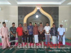 Memakmurkan Masjid, Kapolsek Barombong Gowa Serahkan Mushaf Al Qur’an di Masjid Nurul Yaqin