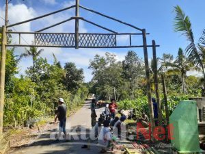 Persiapan Supervisi, Masyarakat Dusun Bajimasana Sabtu Bersih Gotong Royong Bangun Gapura
