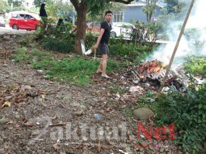 Peduli Kebersihan, Kapolsek Tinggimoncong Bersama Anggotanya Melaksanakan Kerja Bakti
