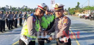 Kasat Lantas Polres Sergai Berikan Reward kepada Personil Berprestasi