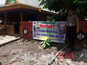 Kapolsek Tompobulu Gowa Pasang Spanduk Himbauan Rawan  Bencana Alam