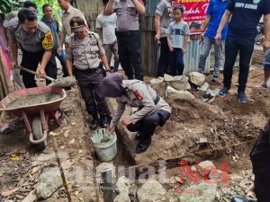Lakukan Bedah Rumah, Kapolres Gowa Lakukan Peletakan  Batu Pertama