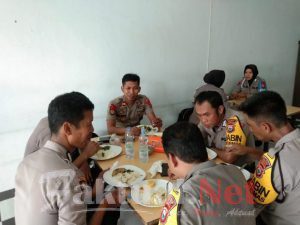 Makan Bersama, Menunjukkan Keakraban Kapolsek Tinggimoncong Bersama Anggotanya