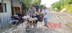 Menjadi Penjual Sayur Dadakan, Kapolres Gowa terlihat Memakai Sepeda Penjual Sayur