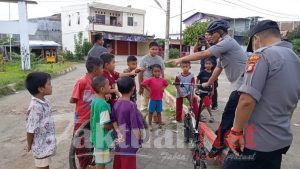 Lihat Polisi Bersepeda, Kapolres Gowa Disapa Puluhan Anak-anak