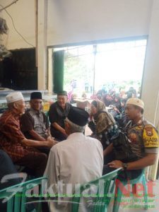 Peduli Warganya, Bhabinkamtibmas Malino Gowa Melayat ke Rumah Salah Satu Warga yang Meninggal