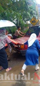 Penuh Rasa Empati,Kapolsek Tinggimoncong Gowa Membantu Warga Mendorong Mobilnya yang Lagi Mogok