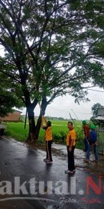 Peduli keselamatan pengguna jalan, kapolsek barombong gerak cepat bersama personilnya