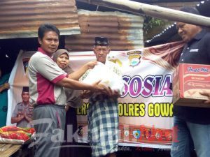 Wujud Peduli, Satintelkam Polres Gowa Berikan Bansos ke Warga Prasejahtera