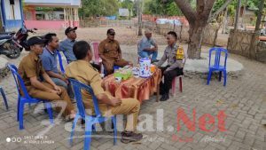 Bhabinkamtibmas Tompobulu Gowa Sambang ke Kantor Desa, Ini Harapannya