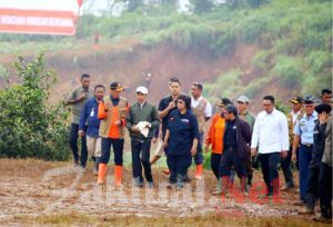 Cegah Longsor, Presiden Jokowi Tanam Vetiver Bersama Warga Pasirmadang