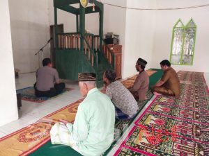 Memakmurkan Mesjid, Kapolsek Tompobulu Gowa Laksanakan Shalat Dhuhur Berjamaah