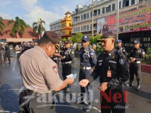 Tingkatkan Kedisiplinan, Kasat Binmas Polres Gowa Cek Kelengkapan Satpam