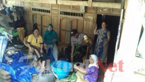 Bhabinkamtibmas Tompobulu Polres Gowa Temui Kelompok Ibu Pengrajin dan Pembuat  Pembungkus Ketupat, ini Pesannya.