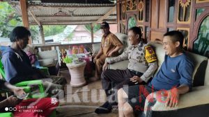 Bersama Kades Garing, Bhabinkamtibmas Polsek Tompobulu Polres Gowa Sambang Wilayah