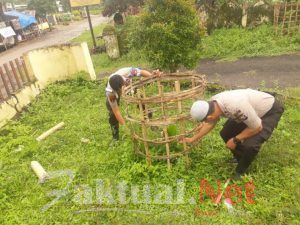 Perawatan Tanaman Pohon,Personil Polsek Bungaya Polres Gowa rutin melakukan penyiraman tanaman