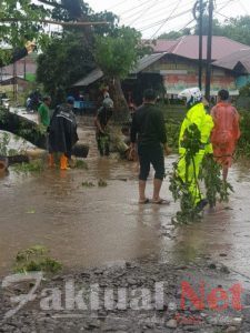 Gerak Cepat Personil Sat Lantas Polres Gowa Evakuasi Pohon Tumbang