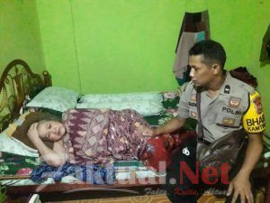 Wujud Kepedulian, Bhabinkamtibmas Polsek Tompobulu Polres Gowa Besuk Warganya Yang Terbaring Sakit