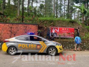 Sambut Hari Pers Nasional,Personil Polsek Tinggimoncong Polres Gowa Pasang Spanduk