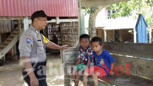 Sambil Patroli, Bhabinkamtibmas Polsek Tompobulu Polres Gowa Berikan Edukasi Kepada Anak Kecil