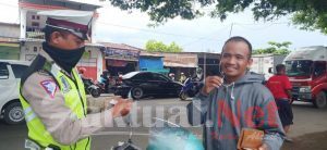 Sat Lantas Polres Gowa Tegur Pengendara Sepeda Motor Yang menggunakan Headset