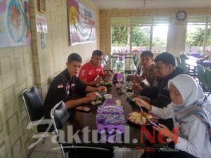 Perkuat sinergitas dan kemitraan, Kapolsek Tinggimoncong Polres Gowa IPTU Hasan Fadhlyh SH, jalin silaturahmi dan makan bersama jurnalis media online Kabupaten Gowa.