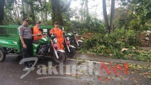 Peduli Kebersihan,Kanit Sabhara Polsek Tinggimoncong Polres Gowa Bersama Warga Bersihkan Jalan Protokol