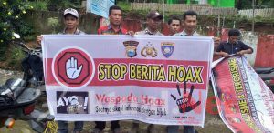 Bersama Aparat Desa Dan warga ,Bhabinkamtibmas Polsek Bungaya Polres Gowa Bentangkan Spanduk Himbauan