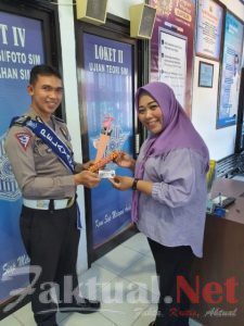Semarak Valentine, Satpas Polres Gowa Bagi-bagi Bunga dan Coklat ke Pemohon
