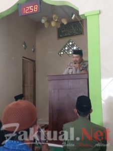 Wakapolsek Tinggimoncong Menyampaikan Pesan Kamtibmas Usai Melaksanakan Shalat Jumat di Masjid Ali Hasan Saluttowa