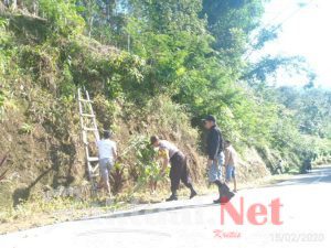 Bersama Warga, Bhabinkamtibmas Polsek Tompobulu Polres Gowa laksanakan Kerjabakti