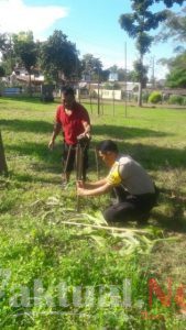 Giat Bhabinkamtibmas Polsek Tompobulu Polres Gowa Dalam Memelihara Pohon Yang Sudah Di Tanam