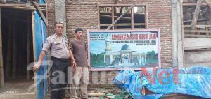 Inilah Upaya Bhabinkamtibmas Polsek Tompobulu Polres Gowa Dalam Membantu Merenovasi Mesjid Yang Ada Di Wilayahnya