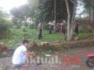 Bersama Warga, Bhabinkamtibmas Polsek Tompobulu Polres Gowa laksanakan Kerjabakti