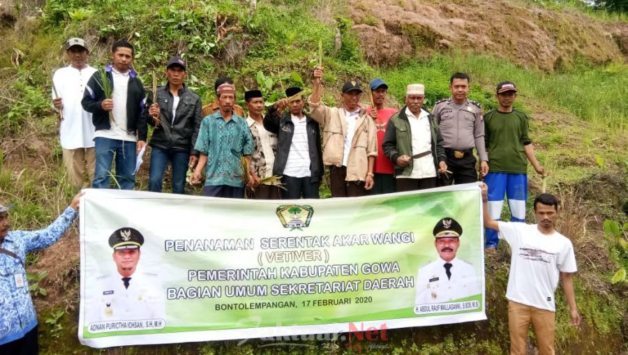Ikuti Intruksi Bupati Pemerintah Desa Pa’ladingan Tanam Vetiver Bersama Bagian Umum Sekda Gowa
