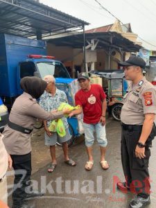Aksi Kemanusiaan, Personil Polres Gowa Berikan Bantuan Sembako Kepada Masyarakat PraSejahtera